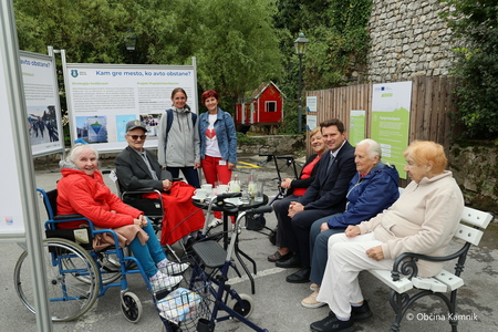 PARK(irišče) Veronika danes postaja igrišče, plesni oder in kolesarski servis (10)